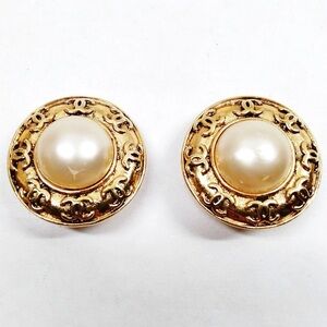 ❌SOLD❌ Chanel Vintage Clip On Earrings w/ Box